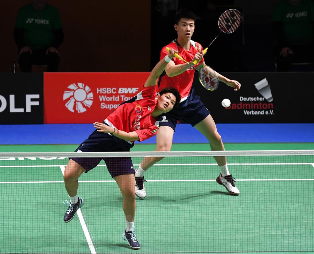 背着球袋踏 背着球袋踏